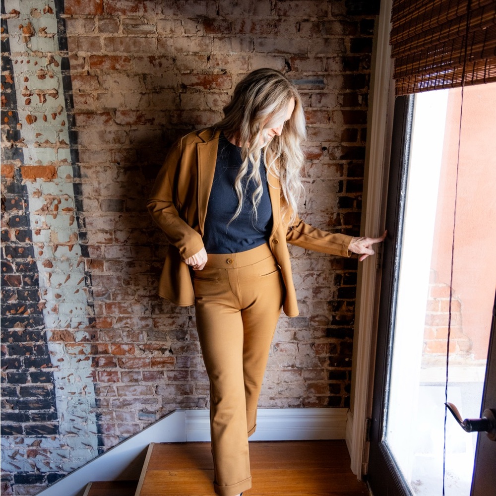 Betabrand Crop Pants in Nutmeg. NWT